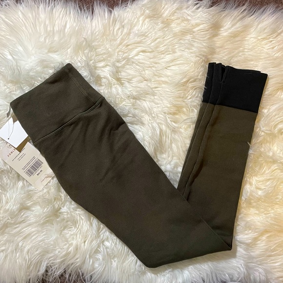 Fabletics High Waisted Seamless Leggings Small NWT - Picture 3 of 4